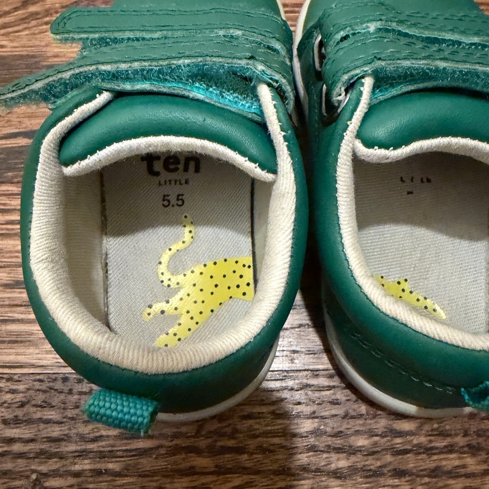 Ten Little Green Sneakers | 5.5 - Picture 4 of 5